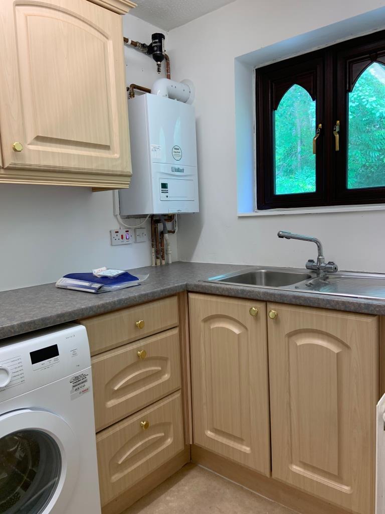 Lot: 82 - VACANT FLAT WITH PARKING IN TOWN CENTRE - front kitchen with fitted units and worktops